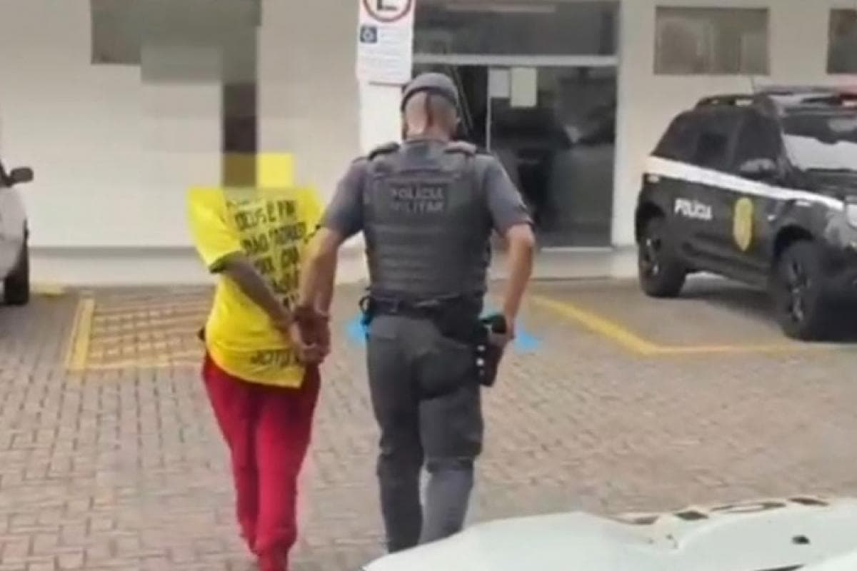 Homem invade escola ao fugir de abordagem policial