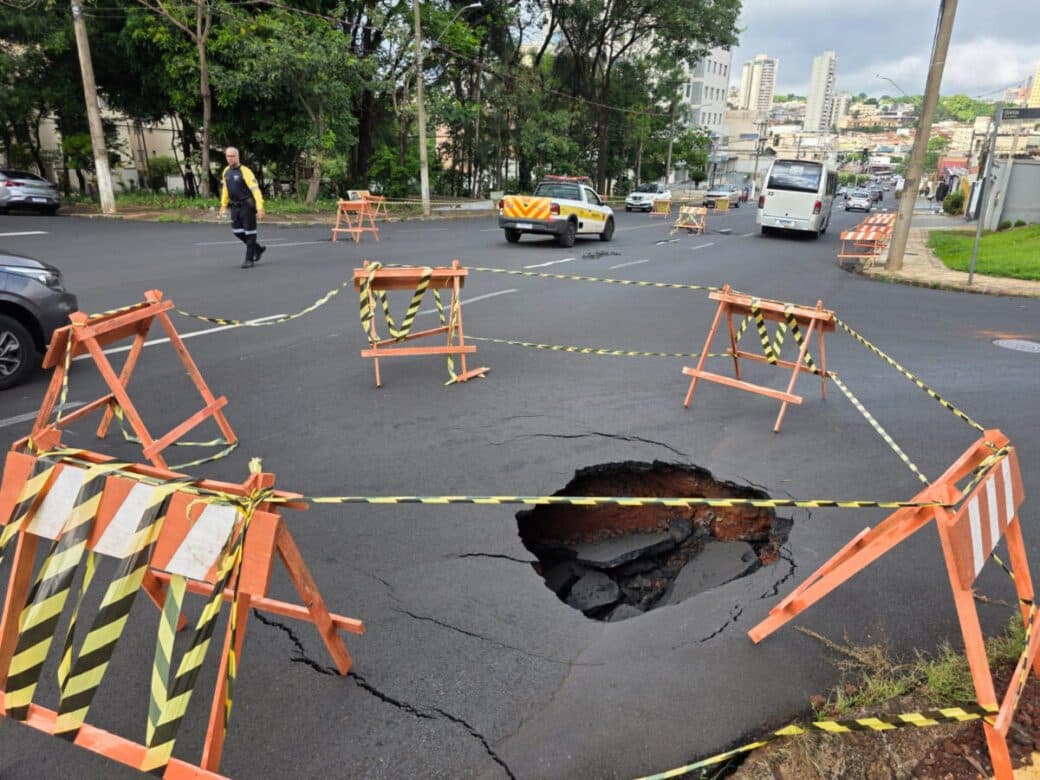 Chuva danifica asfalto e afeta trânsito