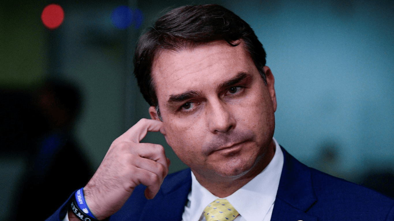 Flávio Bolsonaro mira disputa sobre fim da escala 6x1
