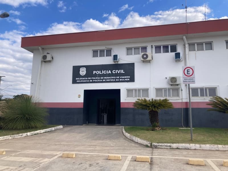 Filho é preso após agredir mãe com garrafa em Vinhedo