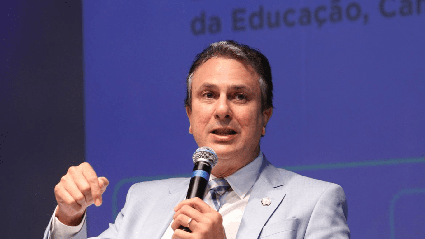 Camilo Santana propõe lei para barrar parlamentares na defesa de crimes contra a vida