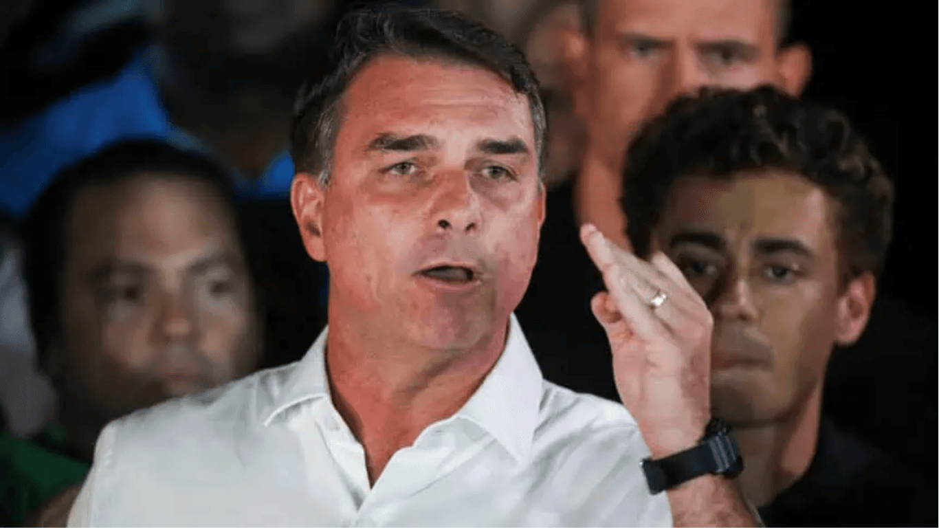 Derrota nas urnas encerra ciclo de 24 anos de Flávio Bolsonaro em cargos eletivos