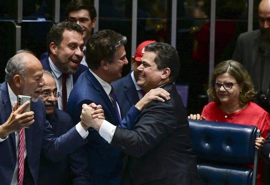 "Você é o maior responsável": Microfone capta conversa entre Alcolumbre e Camilo Santana após aprovação do fim da escala 6×1