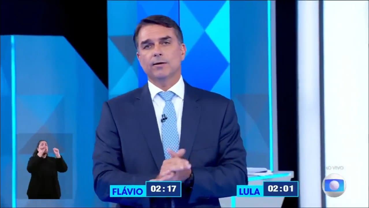 No debate da TV Globo, Flávio Bolsonaro presta solidariedade a mãe de criança morta e defende inocência de policial