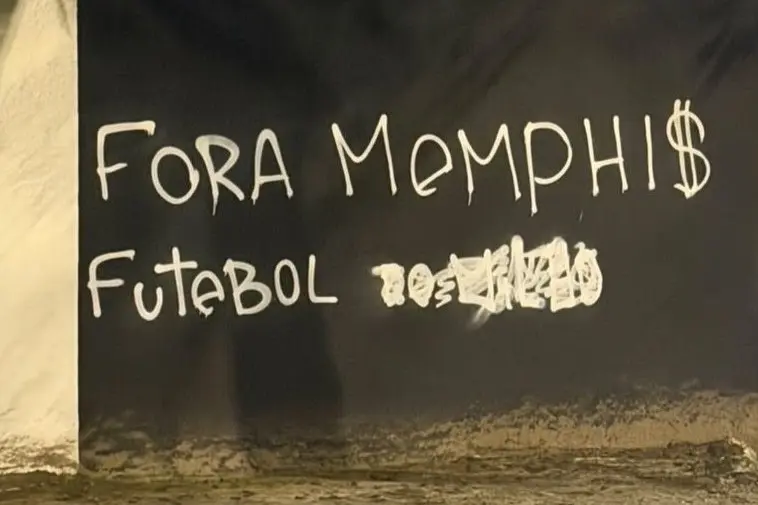 Torcida do Corinthians protesta em muros do clube