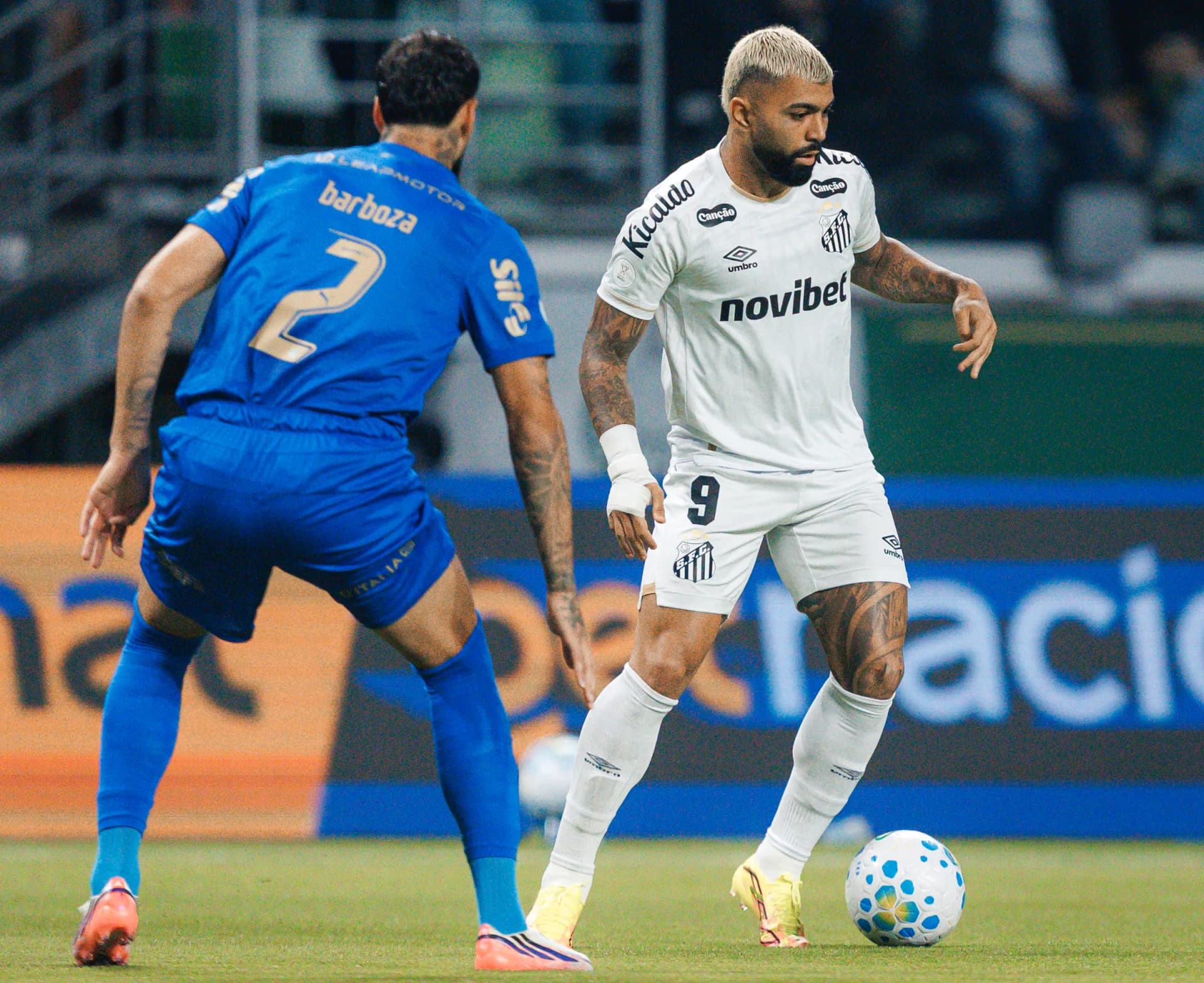 Santos e Palmeiras se enfrentam na Vila Belmiro