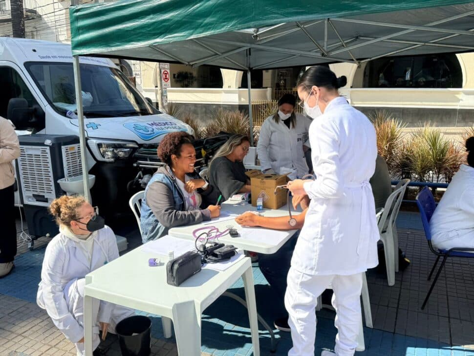 Médico na Praça leva atendimento de saúde a cinco bairros nesta semana