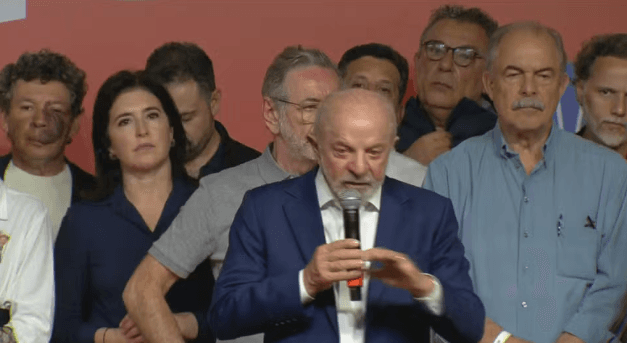 Lula e Flávio Bolsonaro vão ao segundo turno das eleições 2026 e o Presidente diz acreditar na vitória