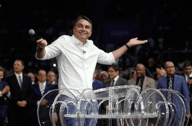 Flávio Bolsonaro vota a favor do fim da escala 6x1 após meses de críticas