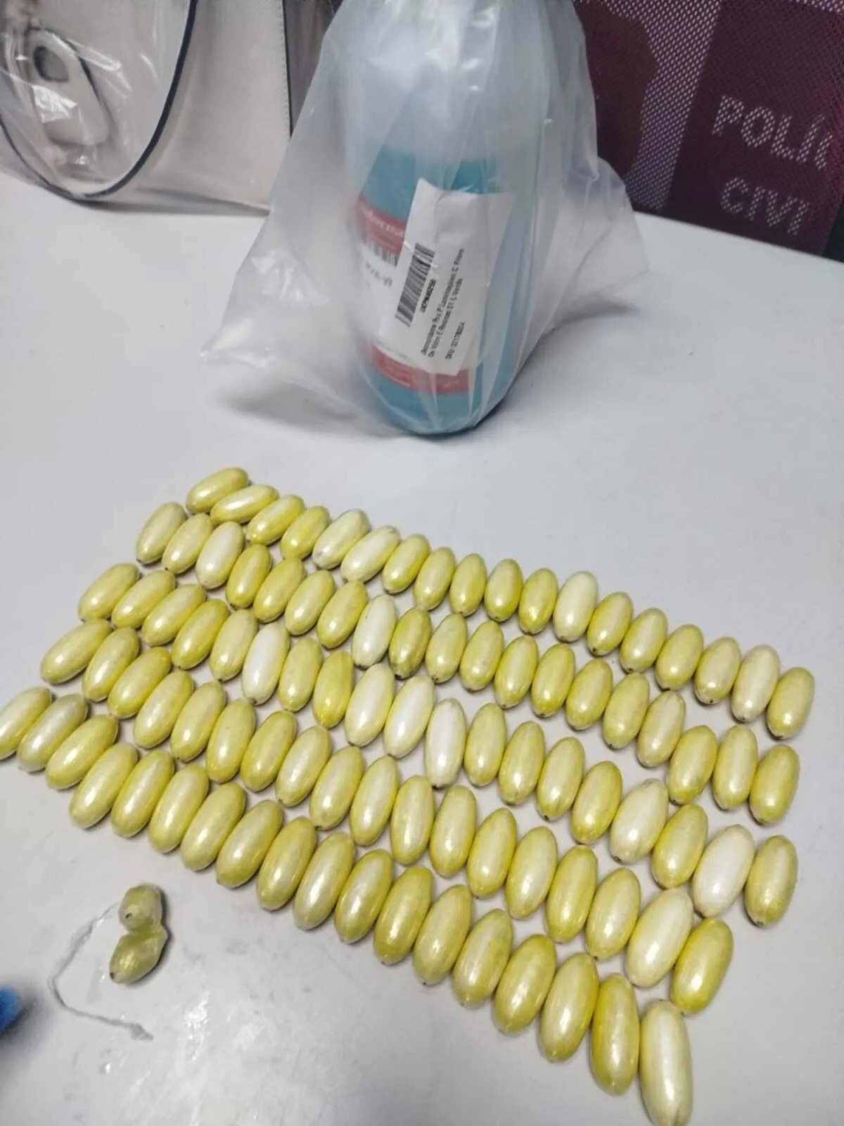 PM apreende 114 cápsulas de cocaína