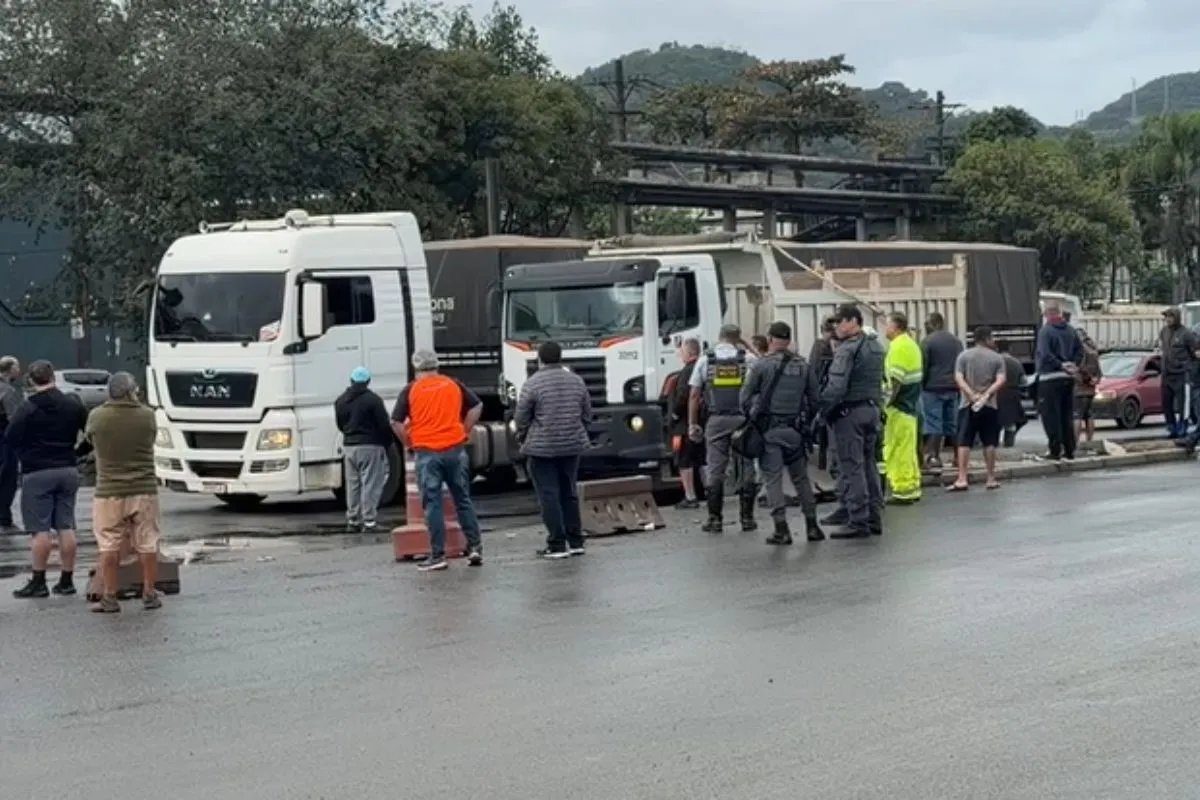 Caminhoneiros param no Porto de Santos pela MP do Frete