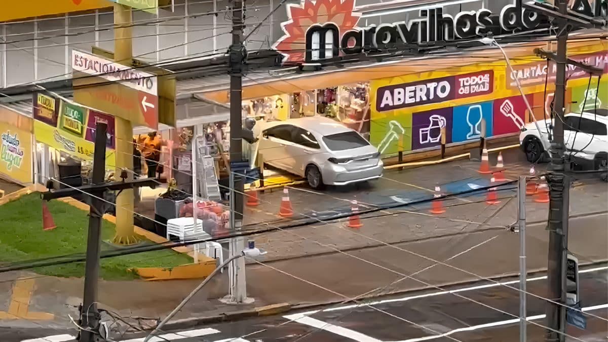 Carro invade loja na Barão de Itapura