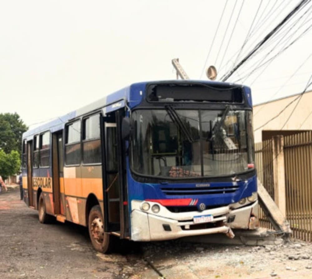Ônibus colide com poste em Martinópolis